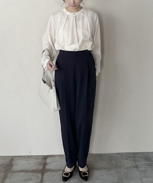 Doux archives(ドゥアルシーヴ)の「ゴールドバックルポインテッドパンプス(パンプス・レディース・アイボリー/ブラック・MEDIUM/LARGE)」の10枚目の写真