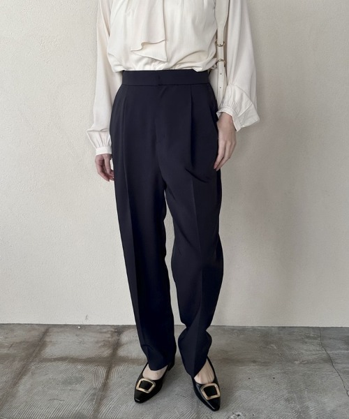 Doux archives(ドゥアルシーヴ)の「ゴールドバックルポインテッドパンプス(パンプス・レディース・アイボリー/ブラック・MEDIUM/LARGE)」の13枚目の写真