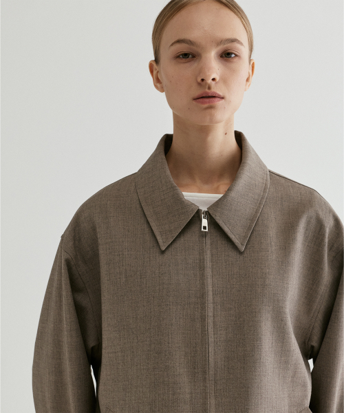FROMWHERE(フロムウェア)の「Elastic Hem Zip-Up Bomber Jacket Beige(ブルゾン・レディース・その他・FREE)」の3枚目の写真