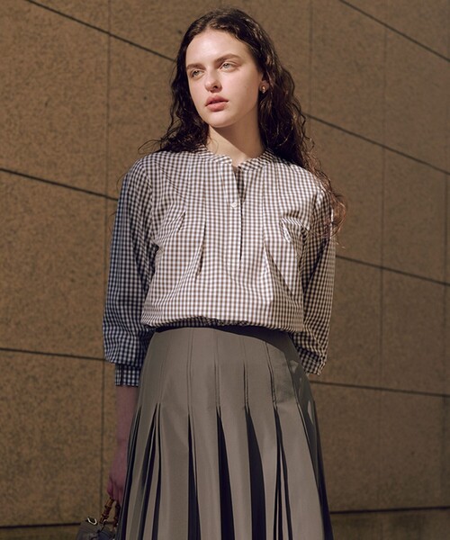 J.PRESS Ladies(J.プレス レディス)の「【WEB限定カラーあり】コンパクトエステネージュ スキッパー ブラウス(シャツ/ブラウス・レディース・ピンク系1/サックスブルー系1/サックスブルー系2/ブラウン系3/ネイビー系3・XS)」の2枚目の写真
