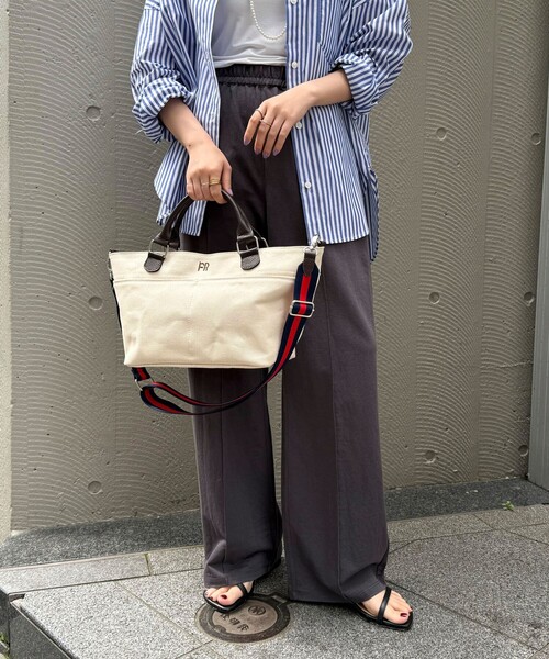 fredy emue(フレディエミュ)の「FRレザーハンドルキャンバストートバッグ(ショルダーバッグ・レディース・ブラック/アイボリー・FREE)」の3枚目の写真