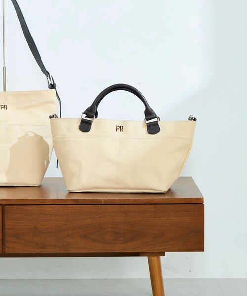 fredy emue（フレディエミュ）の「FRレザーハンドルキャンバストートバッグ（ショルダーバッグ・レディース・ブラック/アイボリー・FREE）」の19枚目の写真