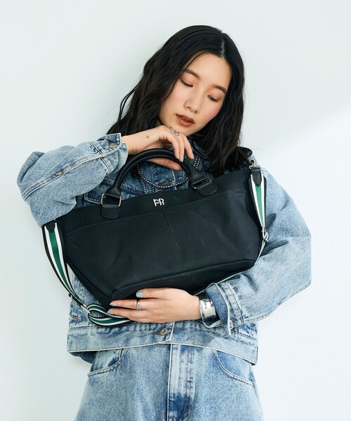 fredy emue（フレディエミュ）の「FRレザーハンドルキャンバストートバッグ（ショルダーバッグ・レディース・ブラック/アイボリー・FREE）」の18枚目の写真