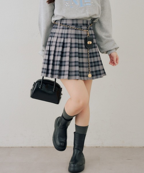 continuer de NICE CLAUP（コンティニューデナイスクラップ）の「チャーム付プリーツミニスカート（スカート・レディース・ブラック系その他/チャコールグレー/ブルー系その他/ブラック/ネイビー/グレー系その他2・FREE）」の3枚目の写真