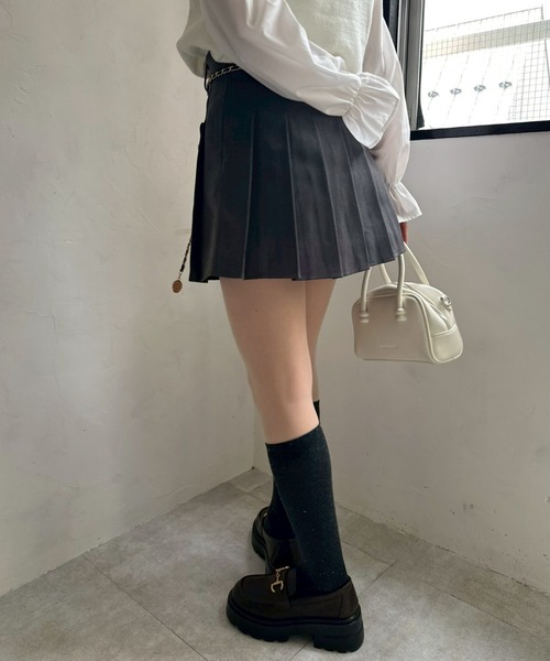 continuer de NICE CLAUP（コンティニューデナイスクラップ）の「チャーム付プリーツミニスカート（スカート・レディース・ブラック系その他/チャコールグレー/ブルー系その他/ブラック/ネイビー/グレー系その他2・FREE）」の13枚目の写真