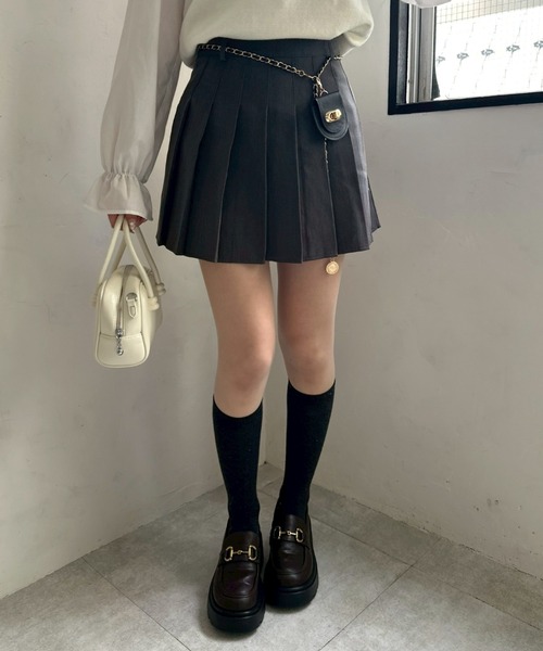 continuer de NICE CLAUP（コンティニューデナイスクラップ）の「チャーム付プリーツミニスカート（スカート・レディース・ブラック系その他/チャコールグレー/ブルー系その他/ブラック/ネイビー/グレー系その他2・FREE）」の8枚目の写真