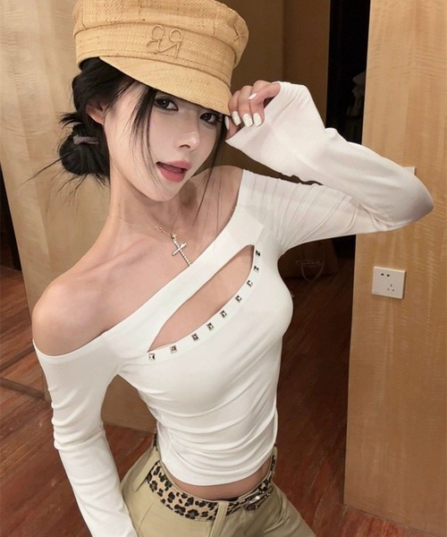 VIBGYOR（ヴィブジョー）の「【EIZZ/アイズ】スタッズライン フロントカットアウト オフショルダー タイトトップス スリム ロンT（Tシャツ/カットソー・レディース・ホワイト/パープル/ブラック・FREE）」の12枚目の写真