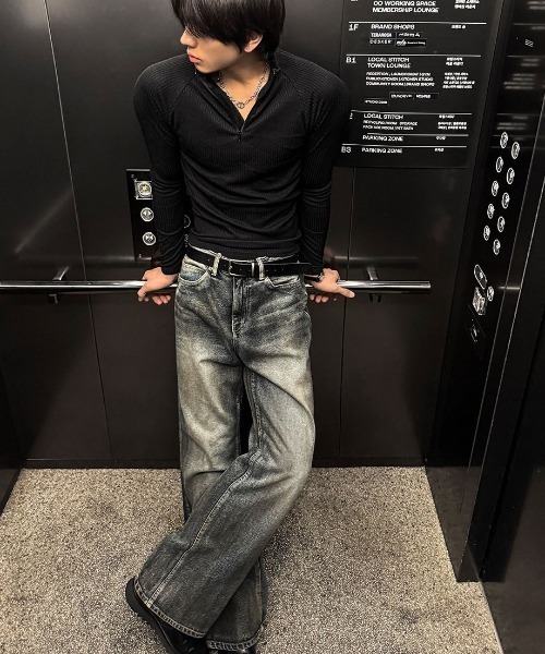 COSYHARU（コシハル）の「ノックウォッシュマキシフレアデニム（デニムパンツ・メンズ・ダークブルー・SMALL/LARGE/MEDIUM）」の2枚目の写真