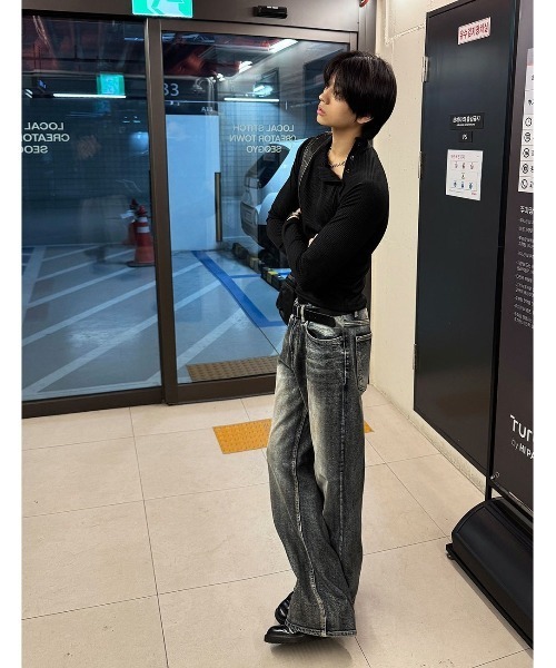COSYHARU（コシハル）の「ノックウォッシュマキシフレアデニム（デニムパンツ・メンズ・ダークブルー・SMALL/LARGE/MEDIUM）」の5枚目の写真