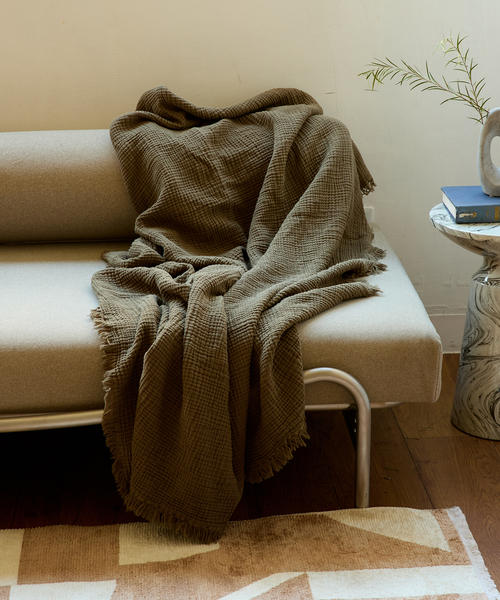 journal standard Furniture （ジャーナルスタンダードファニチャー）の「BACKTO MUSLIN THROW　スローケット（ブランケット・レディース・チャコールグレー/アイボリー/グリーン・FREE）」の3枚目の写真