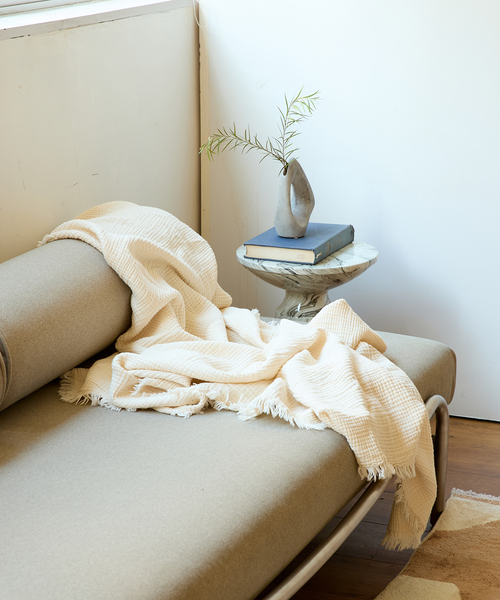 journal standard Furniture （ジャーナルスタンダードファニチャー）の「BACKTO MUSLIN THROW　スローケット（ブランケット・レディース・チャコールグレー/アイボリー/グリーン・FREE）」の2枚目の写真