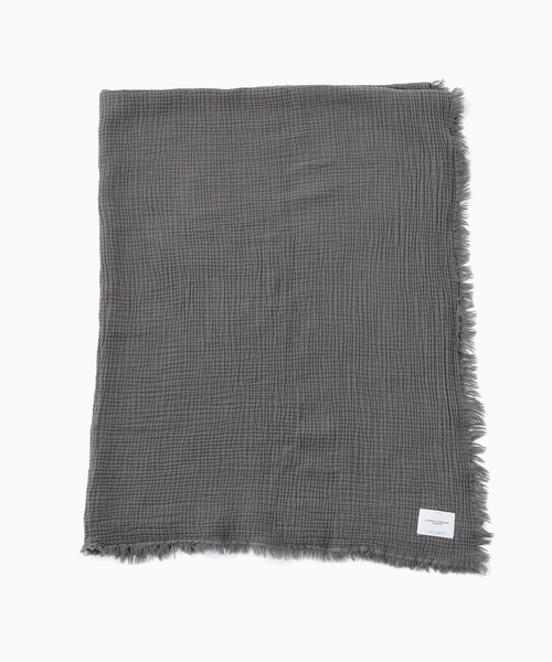 journal standard Furniture （ジャーナルスタンダードファニチャー）の「BACKTO MUSLIN THROW　スローケット（ブランケット・レディース・チャコールグレー/アイボリー/グリーン・FREE）」の4枚目の写真