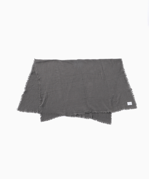 journal standard Furniture （ジャーナルスタンダードファニチャー）の「BACKTO MUSLIN THROW　スローケット（ブランケット・レディース・チャコールグレー/アイボリー/グリーン・FREE）」の7枚目の写真