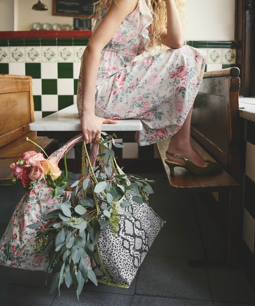 Cath Kidston(キャスキッドソン)の「メリルボーン ショッパー Hackney Rose(エコバッグ/サブバッグ・レディース・ピンク・FREE)」の6枚目の写真