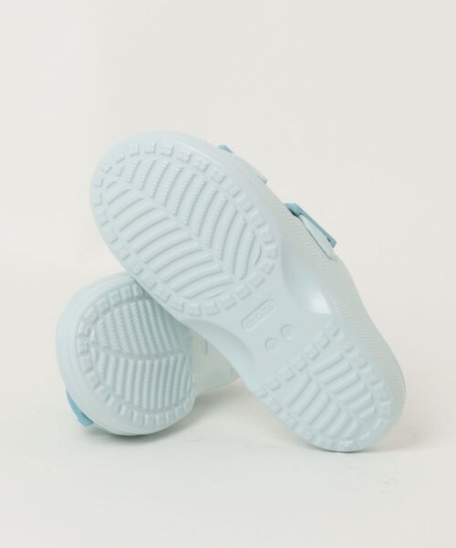 crocs(クロックス)の「crocs クロックス SATURDAY ENAMEL BUCKLE SANDAL【軽量】レディースサンダル ダブルベルト(サタデーエナメルバックルサンダル)(サンダル・レディース・ピンク/サックスブルー・22.0cm/23.0cm/24.0cm)」の4枚目の写真