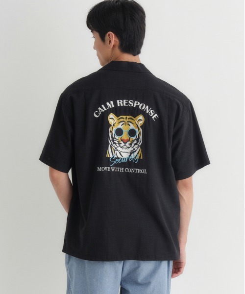 Right-on(ライトオン)の「POWER TO THE PEOPLE(パワートゥーザピープル)バック刺繍半袖シャツ(シャツ/ブラウス・メンズ・ブラック/オフホワイト/キナリ・M/L/XL/S)」の6枚目の写真