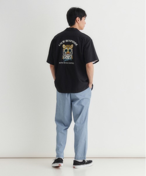 Right-on(ライトオン)の「POWER TO THE PEOPLE(パワートゥーザピープル)バック刺繍半袖シャツ(シャツ/ブラウス・メンズ・ブラック/オフホワイト/キナリ・M/L/XL/S)」の8枚目の写真