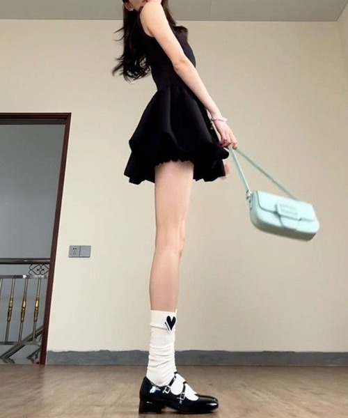 GLAMOROUS JANE(グラマラスジェーン)の「バルーンミニワンピース(ワンピース・レディース・ブラック・M/L)」の4枚目の写真