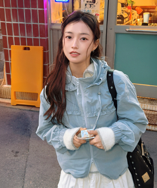 MASMARULEZ APPAREL（マスマルールズ アパレル）の「Check Frill Windbreaker Jacket_Sky Blue（ナイロンジャケット・レディース・スカイブルー・ONE SIZE）」の3枚目の写真