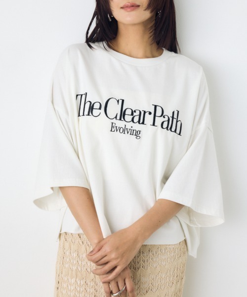 AZUL by moussy(アズールバイマウジー)の「刺繍ロゴTシャツ(Tシャツ/カットソー・レディース・ライトイエロー/ホワイト/グレー系その他4・SMALL/MEDIUM)」の1枚目の写真