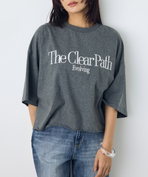 AZUL by moussy(アズールバイマウジー)の「刺繍ロゴTシャツ(Tシャツ/カットソー・レディース・ライトイエロー/ホワイト/グレー系その他4・SMALL/MEDIUM)」の2枚目の写真