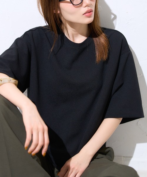 TRIANGLE PALETTE(トライアングルパレット)の「五分袖ラウンドヘム クルーネックトップス(Tシャツ/カットソー・レディース・ブラック/ホワイト・FREE)」の1枚目の写真
