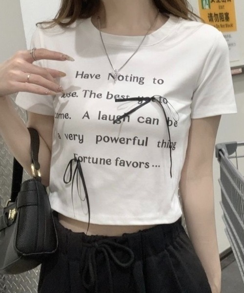 ViViDAY(ビビデー)の「フロントリボン&英字ロゴ ショットtシャツ(Tシャツ/カットソー・レディース・ホワイト/ブラック・M)」の1枚目の写真