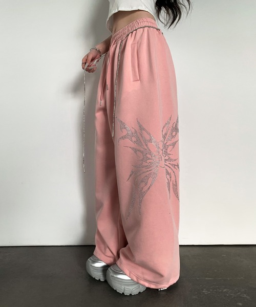 VEILA(ヴェイラ)の「ビジューバタフライ柄ワイドパンツ(その他パンツ・レディース・ピンク/ブラック・S/M/L)」の1枚目の写真