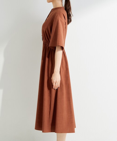 SHOO・LA・RUE(シューラルー)の「ウエストサイドギャザーワンピース(ワンピース・レディース・ブラック/ダークオレンジ・04/03/02/01)」の12枚目の写真