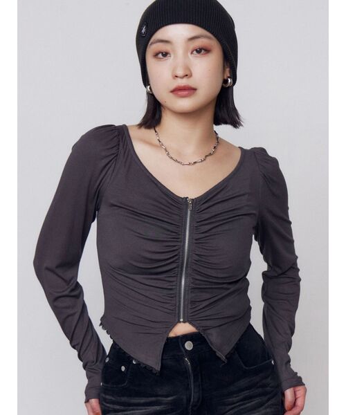 EMODA(エモダ)の「フロントジッパーギャザートップ(Tシャツ/カットソー・レディース・チャコールグレー/グレー/ホワイト/ブラウン/ピンク・FREE)」の1枚目の写真