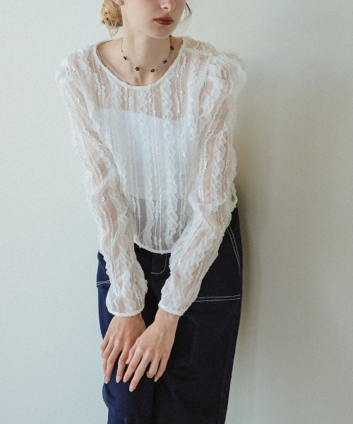 DONOBAN(ドノバン)の「【立体感のあるフリルと繊細な刺繍が華やかなトップス】ジェリー ルーシュ トップス レース フリル 透け感 シアー チュール カーディガン ブラウス 2way ボタン クルーネック Vネック 長袖(シャツ/ブラウス・レディース・ブラック/ホワイト/ブルー/ピンク・ONE SIZE)」の7枚目の写真