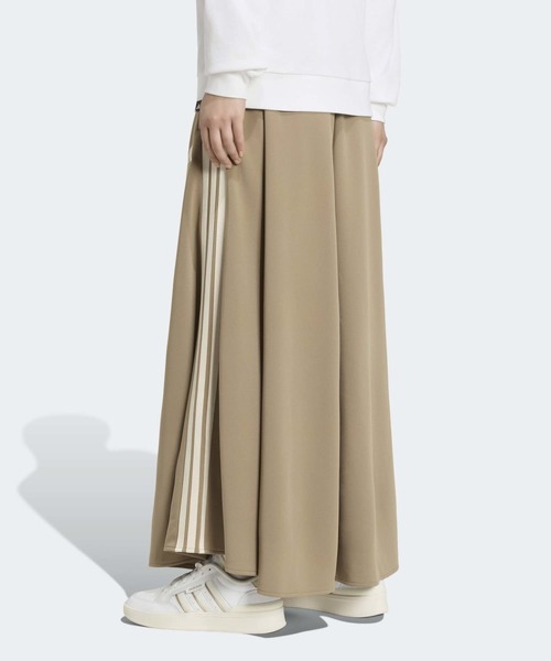 adidas（アディダス）の「スリーストライプス KN スカート / アディダス adidas（スカート・レディース・ベージュ系その他・X-LARGE/X-SMALL/XX-LARGE/LARGE/MEDIUM/SMALL）」の2枚目の写真