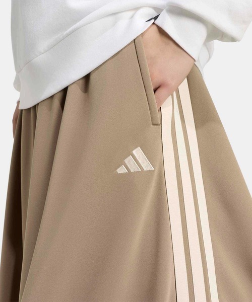 adidas（アディダス）の「スリーストライプス KN スカート / アディダス adidas（スカート・レディース・ベージュ系その他・X-LARGE/X-SMALL/XX-LARGE/LARGE/MEDIUM/SMALL）」の3枚目の写真