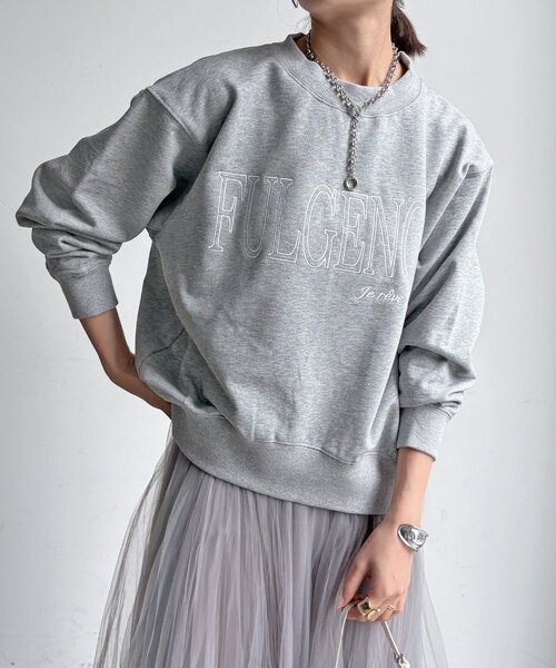 DouDou(ドゥドゥ)の「【WEB限定】 FULGENCE裏毛ロゴ刺繍プルオーバー(Tシャツ/カットソー・レディース・ダークグレー/オフホワイト/グレー・FREE)」の2枚目の写真