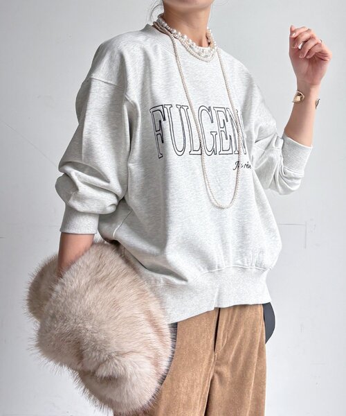 DouDou(ドゥドゥ)の「【WEB限定】 FULGENCE裏毛ロゴ刺繍プルオーバー(Tシャツ/カットソー・レディース・ダークグレー/オフホワイト/グレー・FREE)」の1枚目の写真