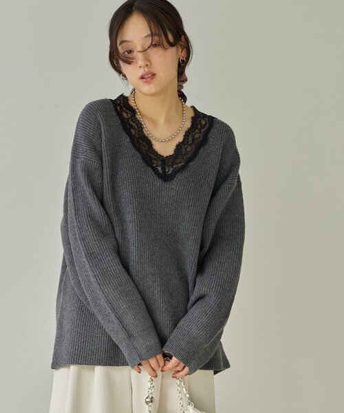 DISCOAT(ディスコート)の「【Noka】衿レースVネックプルオーバー《WEB限定》(ニット/セーター・レディース・モカ/チャコールグレー/アイボリー・FREE)」の2枚目の写真