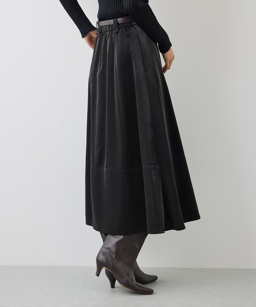 ROPE'(ロペ)の「【J'aDoRe・一部店舗限定サイズ】リュクスサテンフレアスカート/イージーケア(スカート・レディース・キャメル/ブラック/キナリ・36/38)」の5枚目の写真
