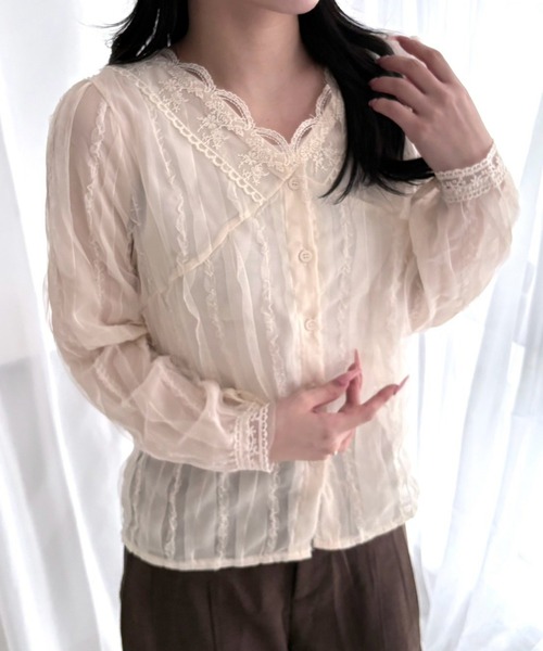 merrylatte（メリーラテ）の「レースVネック シアー長袖ブラウス（シャツ/ブラウス・レディース・ホワイト・S/L/M）」の3枚目の写真