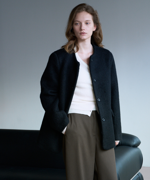 LYNTE（リンテ）の「シグネチャーモヘアハーフコート（チェスターコート・レディース・ブラック/ダークインディゴブルー・FREE）」の4枚目の写真