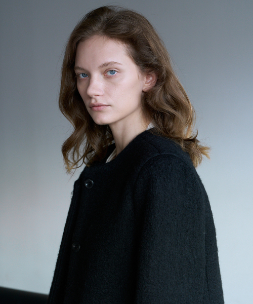 LYNTE（リンテ）の「シグネチャーモヘアハーフコート（チェスターコート・レディース・ブラック/ダークインディゴブルー・FREE）」の5枚目の写真