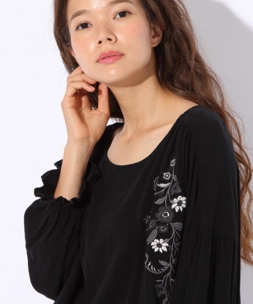niko and...（ニコアンド）の「レーヨンフロント花刺繍ブラウス（シャツ/ブラウス・レディース・オフホワイト/ブラック/グリーン・LARGE/MEDIUM）」の2枚目の写真