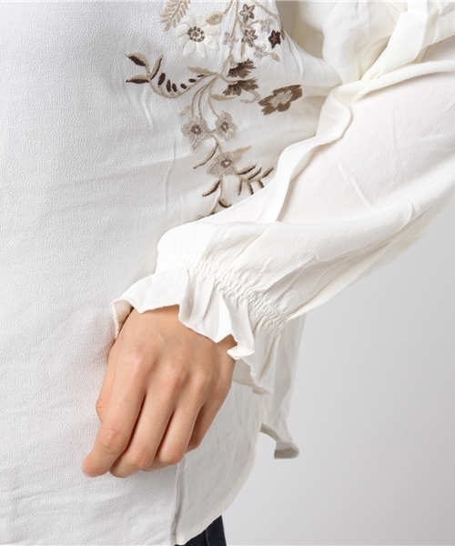 niko and...（ニコアンド）の「レーヨンフロント花刺繍ブラウス（シャツ/ブラウス・レディース・オフホワイト/ブラック/グリーン・LARGE/MEDIUM）」の6枚目の写真