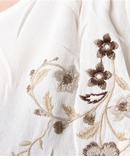 niko and...（ニコアンド）の「レーヨンフロント花刺繍ブラウス（シャツ/ブラウス・レディース・オフホワイト/ブラック/グリーン・LARGE/MEDIUM）」の5枚目の写真