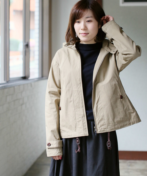 quadro（クオドロ）の「CODURAウェザークロスフードパーカー（カバーオール・レディース・ベージュ/ネイビー・FREE）」の2枚目の写真