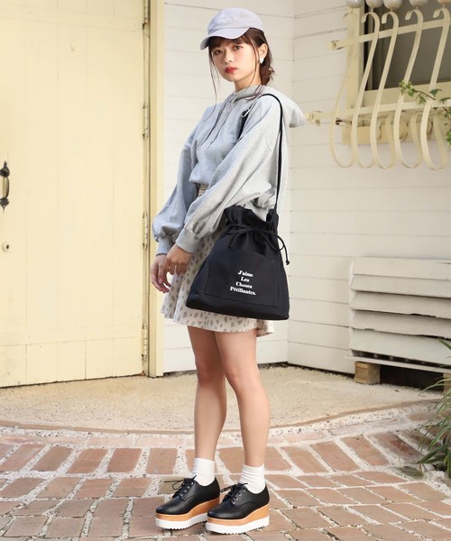 one after another NICE CLAUP（ワンアフターアナザーナイスクラップ）の「ロゴ入り巾着バッグ（ショルダーバッグ・レディース・オフホワイト/ブラック/アイボリー/パープル・FREE）」の8枚目の写真