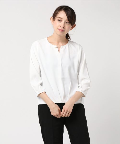 THE SUIT COMPANY(ザ・スーツカンパニー)の「【ハンドウォッシュ】ベネシャン キーネックチェーンフロントタック8分袖ブラウス(シャツ/ブラウス)」|ホワイト