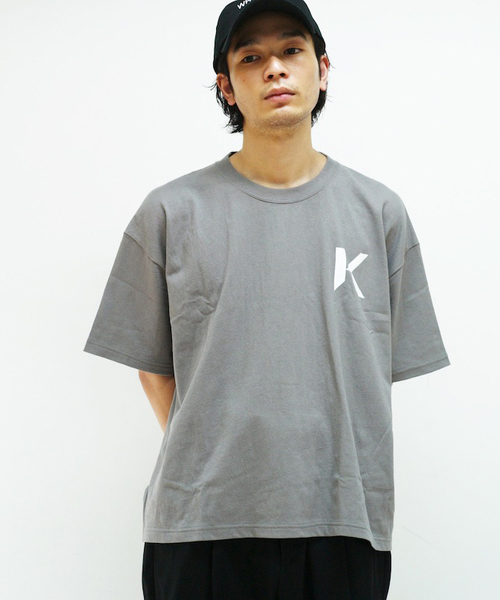 KAIKO(カイコー)の「KAIKO OBLONG T-SHIRT MARK(Tシャツ/カットソー・メンズ・ホワイト/チャコールグレー/ライトグレー/ライトパープル/レッド・S/M/L)」の3枚目の写真