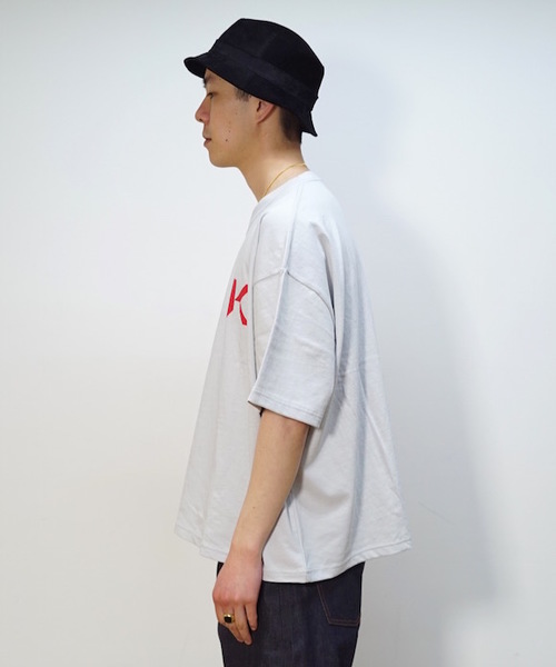 KAIKO(カイコー)の「KAIKO OBLONG T-SHIRT MARK(Tシャツ/カットソー・メンズ・ホワイト/チャコールグレー/ライトグレー/ライトパープル/レッド・S/M/L)」の6枚目の写真
