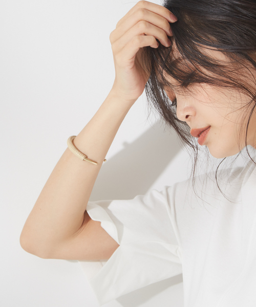 qualite（カリテ）の「レザーバングル（バングル/リストバンド・レディース・ベージュ/ブラック・フリー）」の2枚目の写真