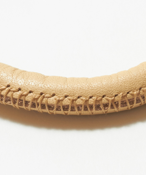 qualite（カリテ）の「レザーバングル（バングル/リストバンド・レディース・ベージュ/ブラック・フリー）」の7枚目の写真